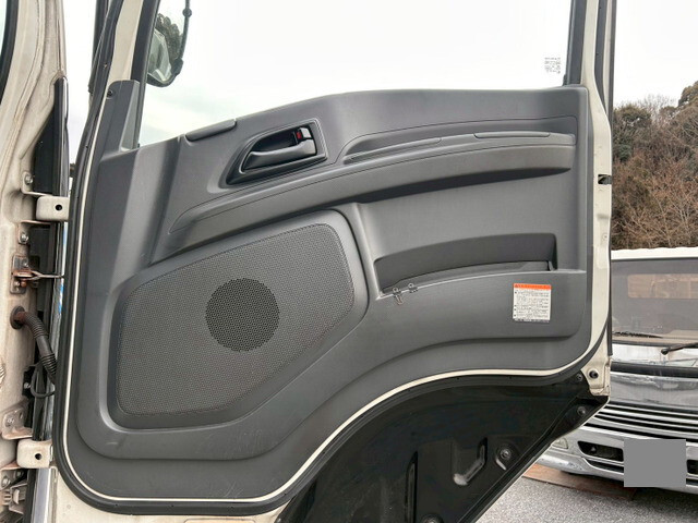 いすゞギガアルミウイング大型（10t）[写真11]