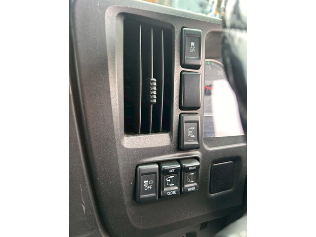 いすゞギガアルミウイング大型（10t）[写真22]