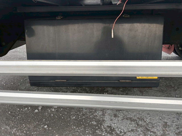 いすゞギガアルミウイング大型（10t）[写真32]