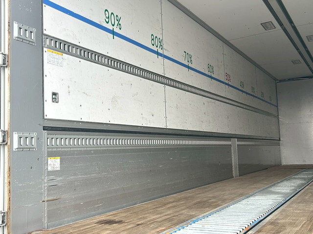 いすゞギガアルミウイング大型（10t）[写真12]