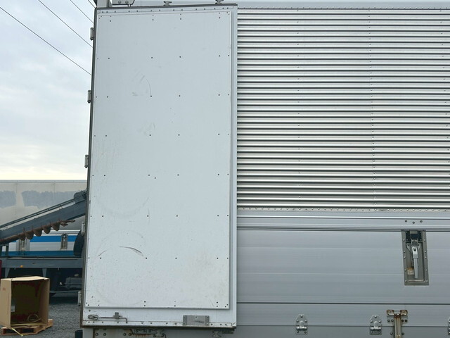 いすゞギガアルミウイング大型（10t）[写真15]