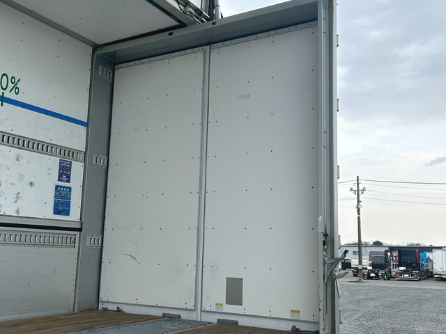 いすゞギガアルミウイング大型（10t）[写真17]