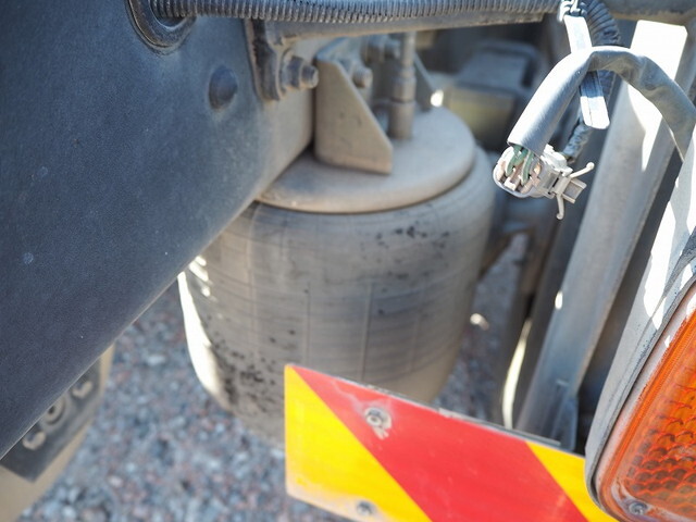 UDトラックスクオントレーラーヘッド（トラクターヘッド）大型（10t）[写真17]