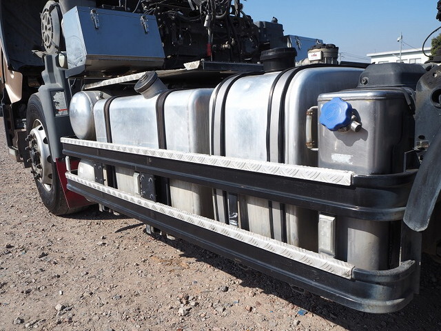 UDトラックスクオントレーラーヘッド（トラクターヘッド）大型（10t）[写真18]