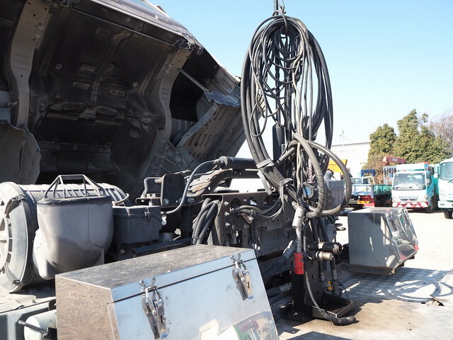 UDトラックスクオントレーラーヘッド（トラクターヘッド）大型（10t）[写真20]