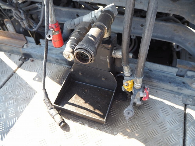 UDトラックスクオントレーラーヘッド（トラクターヘッド）大型（10t）[写真26]