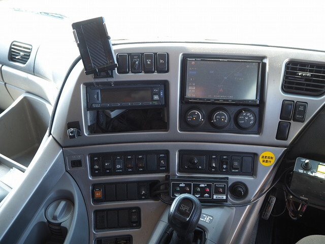 UDトラックスクオントレーラーヘッド（トラクターヘッド）大型（10t）[写真34]