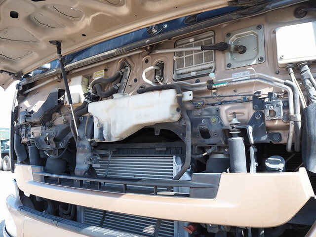 UDトラックスクオントレーラーヘッド（トラクターヘッド）大型（10t）[写真09]