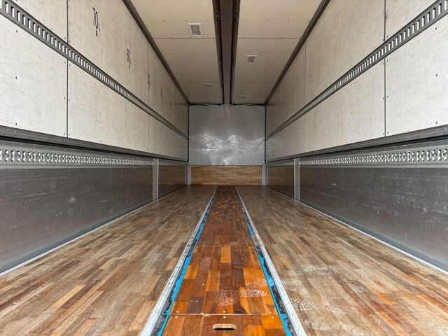 いすゞギガアルミウイング大型（10t）[写真10]