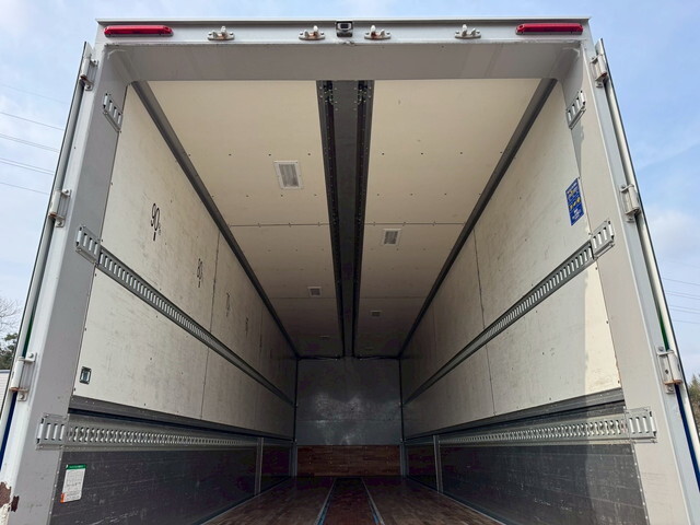 いすゞギガアルミウイング大型（10t）[写真11]