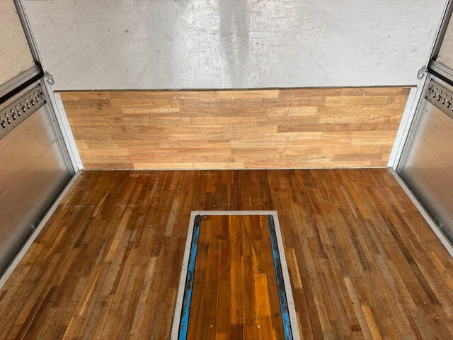 いすゞギガアルミウイング大型（10t）[写真12]