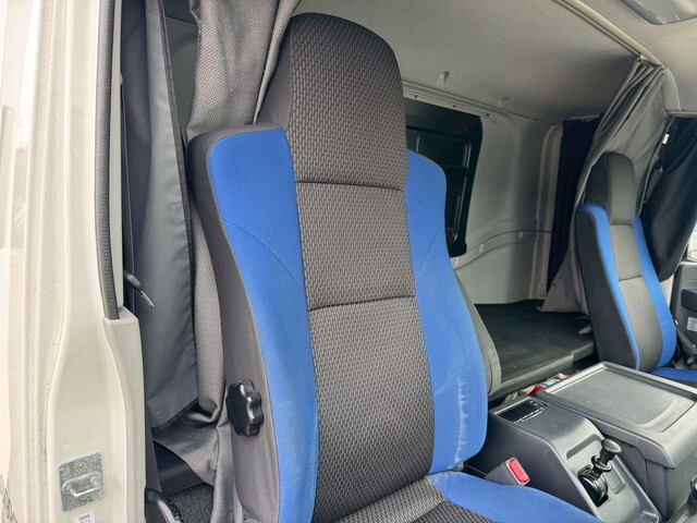 いすゞギガアルミウイング大型（10t）[写真21]