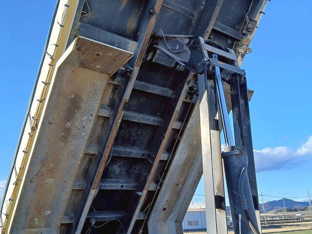 いすゞギガダンプ大型（10t）[写真23]