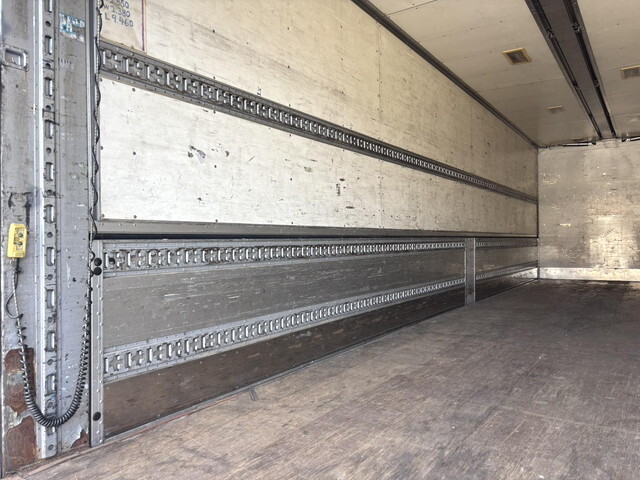 いすゞギガアルミウイング大型（10t）[写真10]