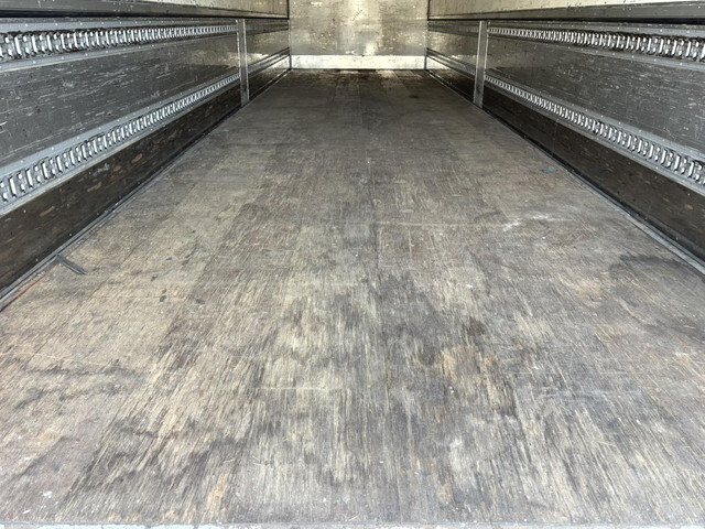 いすゞギガアルミウイング大型（10t）[写真11]