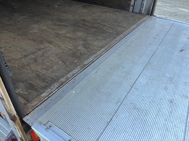 いすゞギガアルミウイング大型（10t）[写真15]