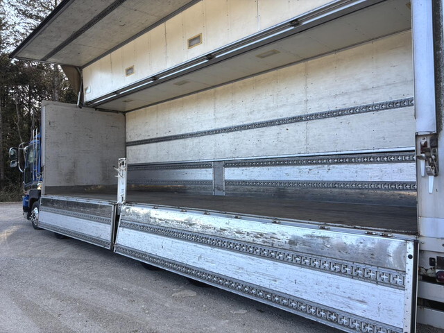 いすゞギガアルミウイング大型（10t）[写真17]