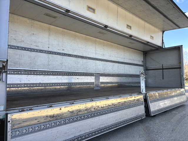 いすゞギガアルミウイング大型（10t）[写真18]