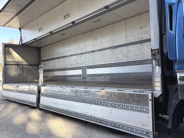 いすゞギガアルミウイング大型（10t）[写真21]