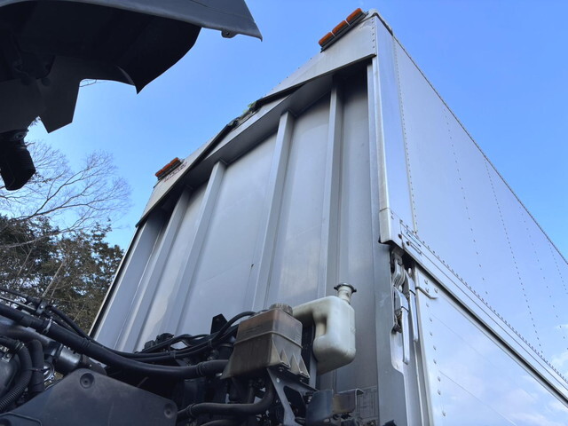 いすゞギガアルミウイング大型（10t）[写真38]
