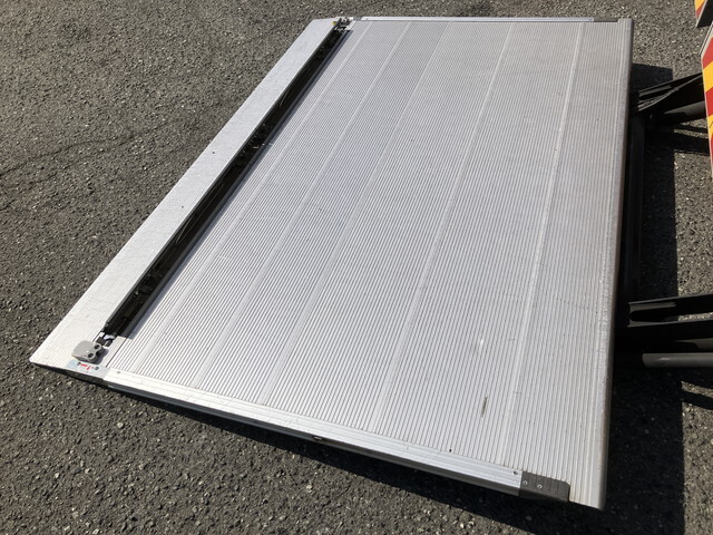 三菱ふそうキャンターアルミバン小型（2t・3t）[写真22]