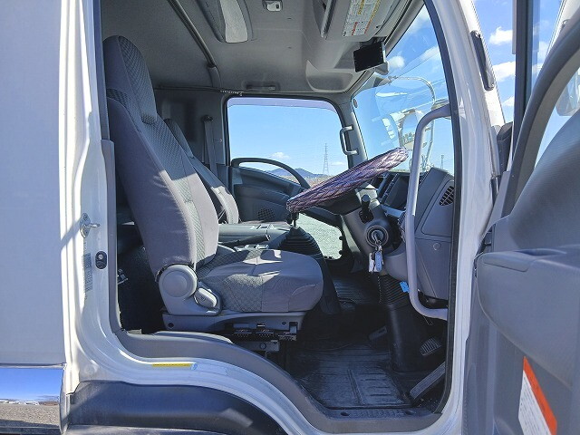 いすゞフォワードアルミウイング中型（4t）[写真19]