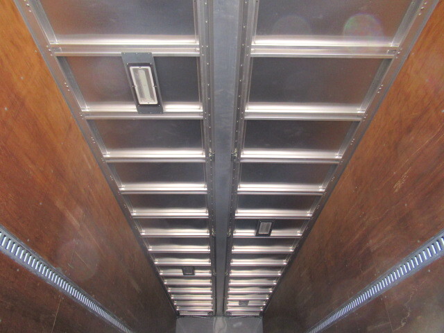 いすゞギガアルミウイング大型（10t）[写真12]