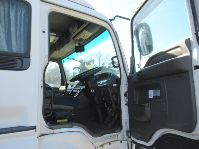 いすゞギガアルミウイング大型（10t）[写真21]