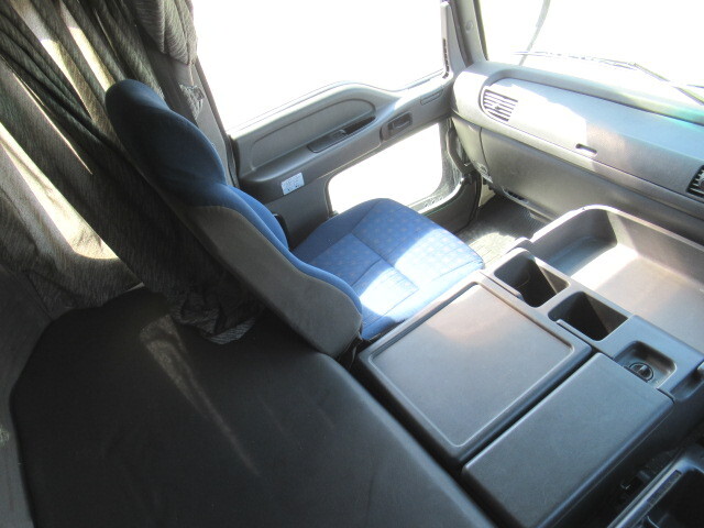 いすゞギガアルミウイング大型（10t）[写真25]