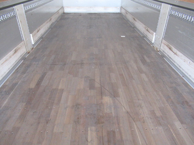 UDトラックスクオンアルミウイング大型（10t）[写真13]