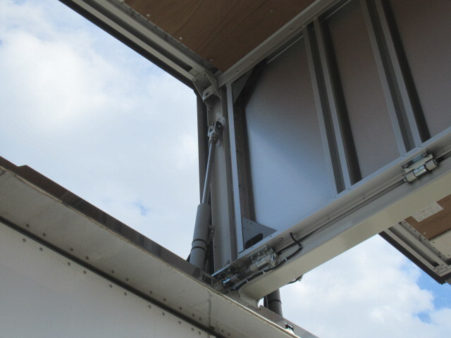 UDトラックスクオンアルミウイング大型（10t）[写真16]