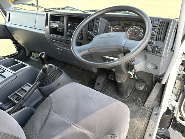 いすゞフォワードアルミバン中型（4t）[写真30]