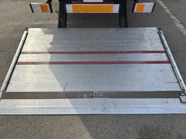 いすゞフォワードアルミバン中型（4t）[写真20]