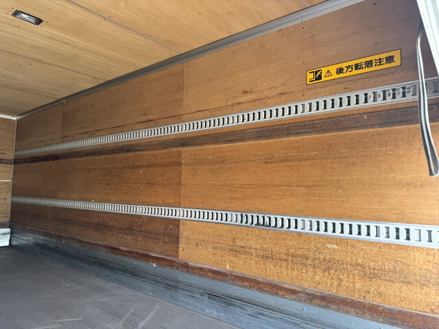 いすゞフォワードアルミバン中型（4t）[写真24]
