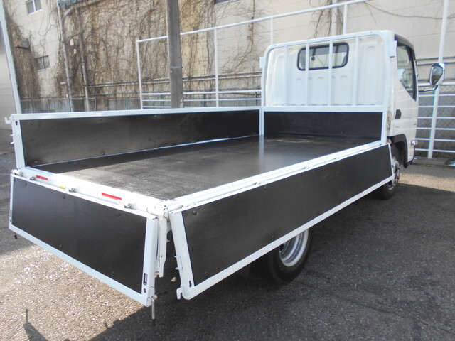 三菱ふそうキャンター平ボディ小型（2t・3t）[写真09]