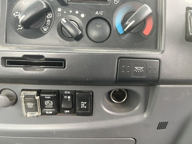 いすゞフォワード散水車中型（4t）[写真16]