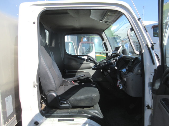 三菱ふそうキャンターアルミバン小型（2t・3t）[写真10]
