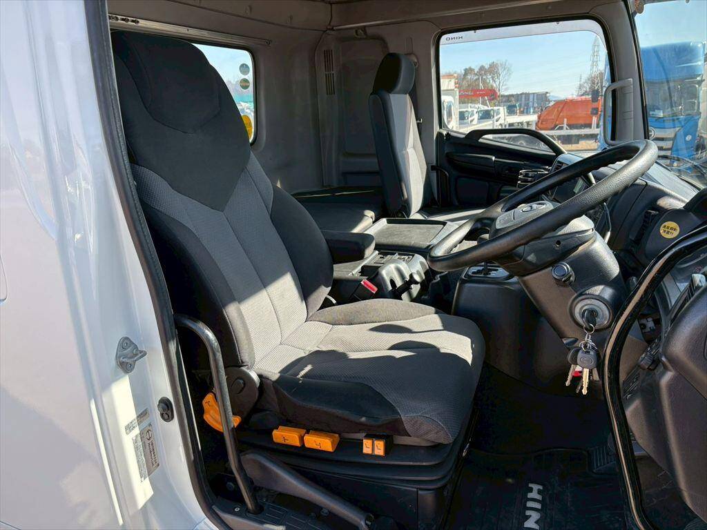 日野プロフィアトレーラーヘッド（トラクターヘッド）大型（10t）[写真18]