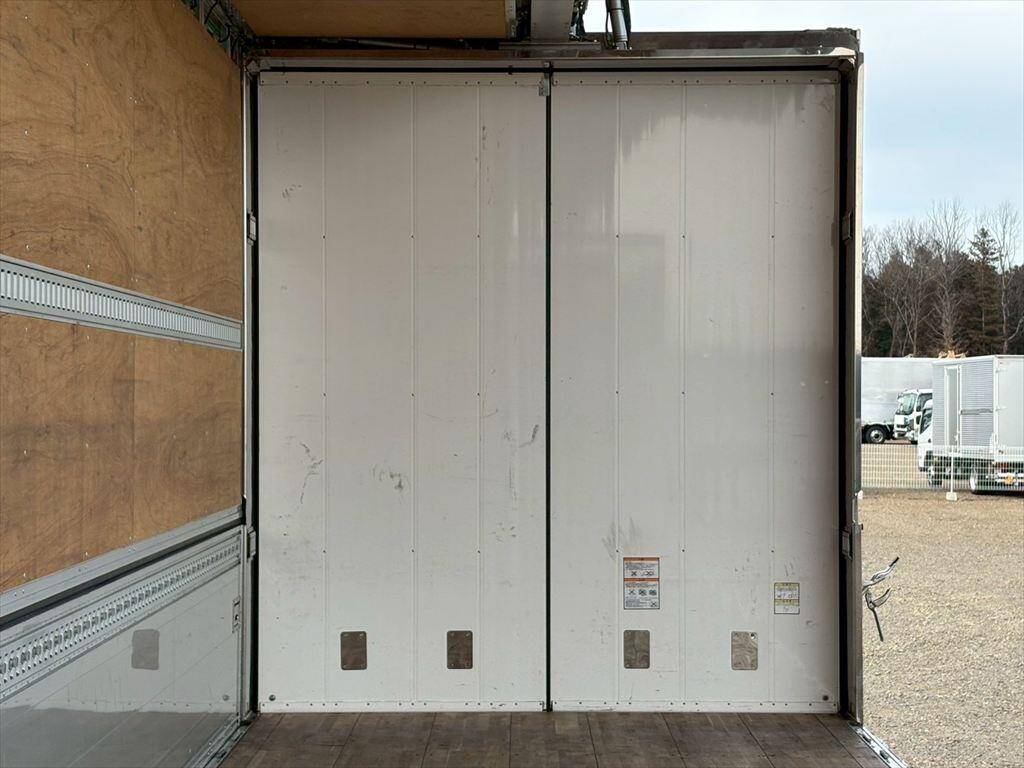 いすゞギガアルミウイング大型（10t）[写真13]