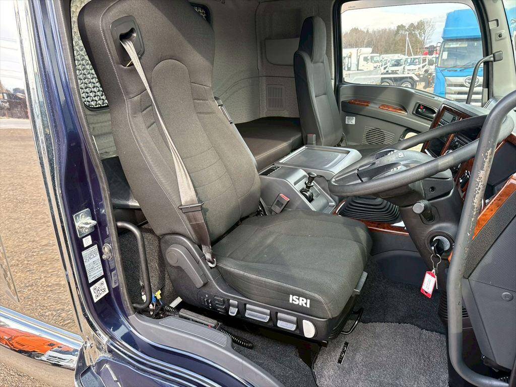 いすゞギガアルミウイング大型（10t）[写真21]