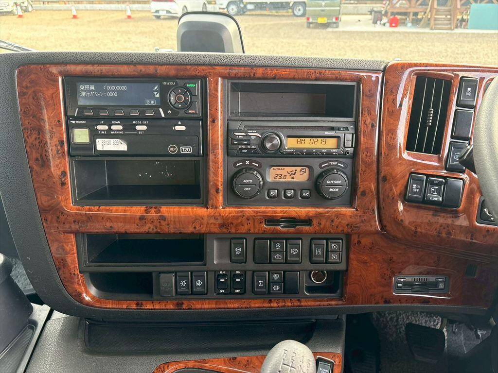 いすゞギガアルミウイング大型（10t）[写真22]