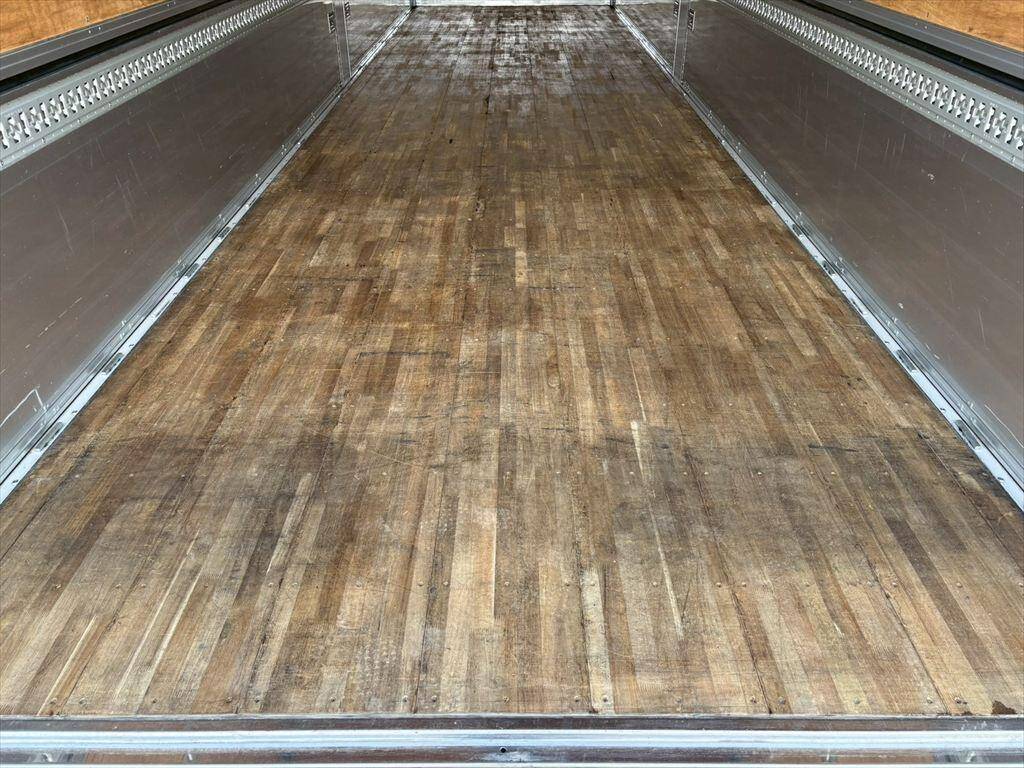 いすゞギガアルミウイング大型（10t）[写真08]