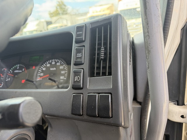 いすゞフォワード平ボディ中型（4t）[写真30]