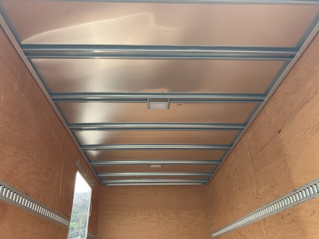 いすゞエルフアルミバン小型（2t・3t）[写真16]