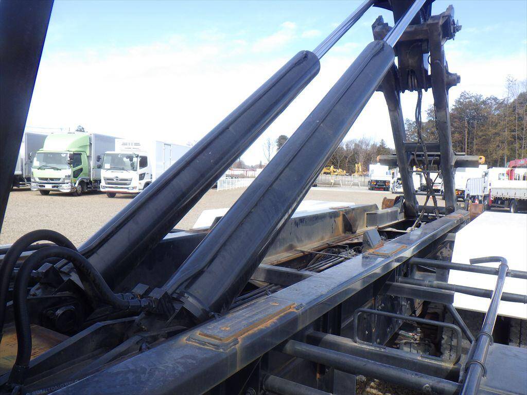 三菱ふそうスーパーグレートコンテナ専用車大型（10t）[写真09]