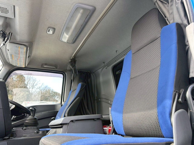 いすゞギガアルミウイング大型（10t）[写真12]