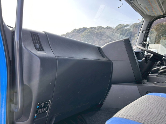 いすゞギガアルミウイング大型（10t）[写真17]