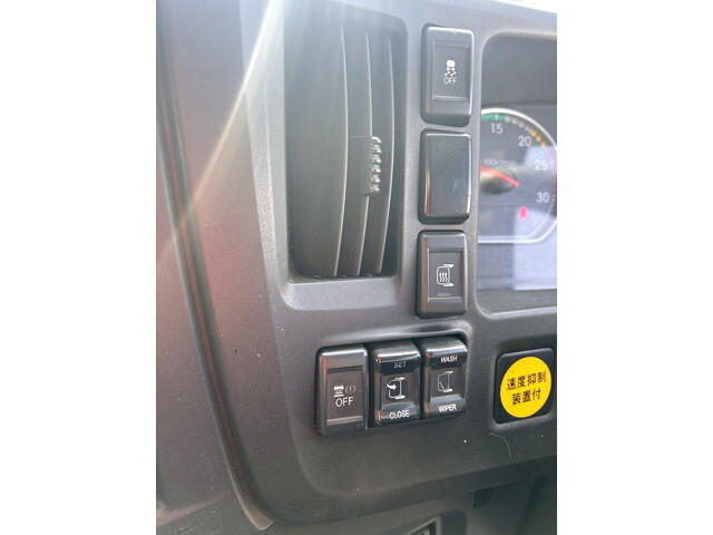 いすゞギガアルミウイング大型（10t）[写真23]