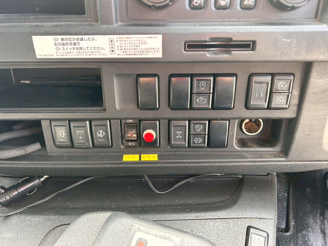 いすゞギガアルミウイング大型（10t）[写真24]