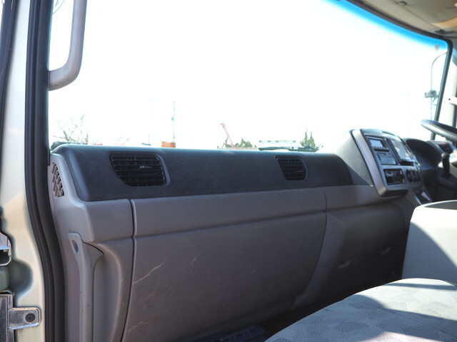 UDトラックスコンドルセーフティクレーン5段増トン（6t・8t）[写真34]